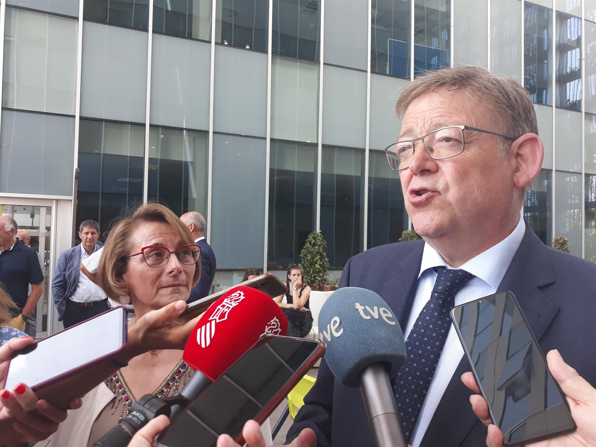 Ximo Puig junto a la rectora de la UJI, Eva Alcón. Foto: EUROPA PRESS - 