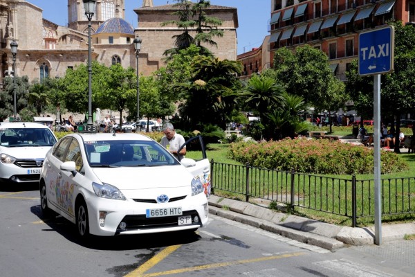 En contra de los servicios públicos del taxi y las oficinas de farmacia