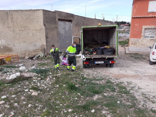 El Ayuntamiento retira 688 toneladas de residuos en vertederos irregulares y solares