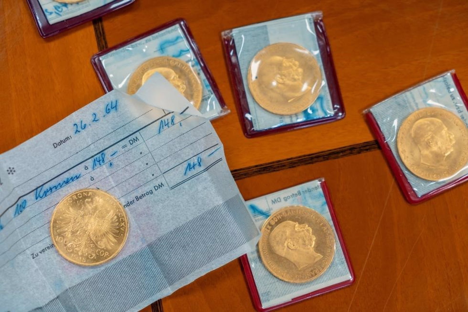 La Generalitat vende por más de 32.200 euros 31 monedas de oro de la corona austrohúngara 