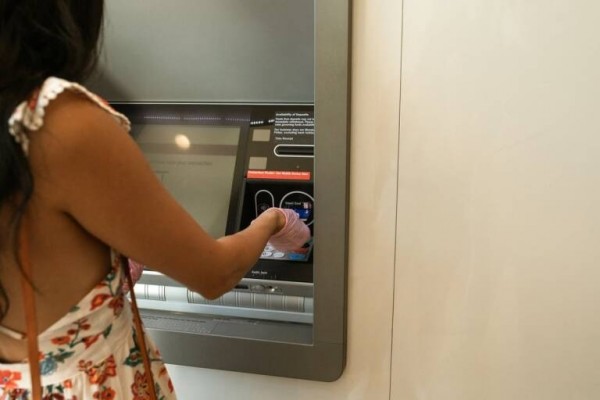 La Generalitat instala 128 cajeros en pueblos para atender a 61.000 personas