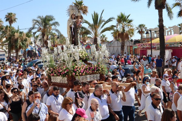 Miles de personas acompañan a la Virgen del Carmen por tierra y mar en San Pedro del Pinatar
