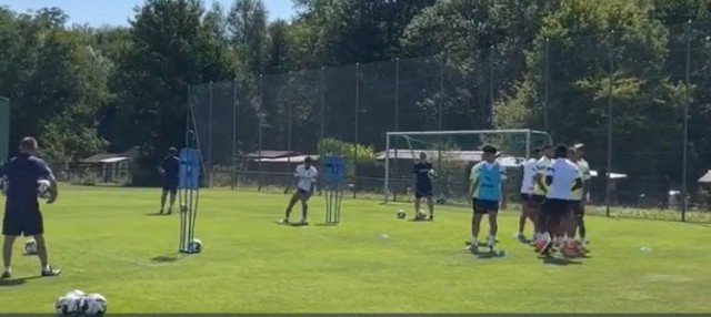 Trabajo físico y con balón en el primer entrenamiento de la concentración de Suiza