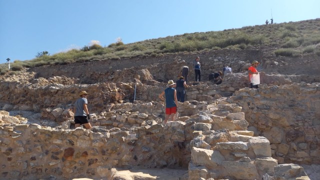 La excavación del Cabezo Redondo halla una casa incendiada y objetos domésticos de hace 3.500 años
