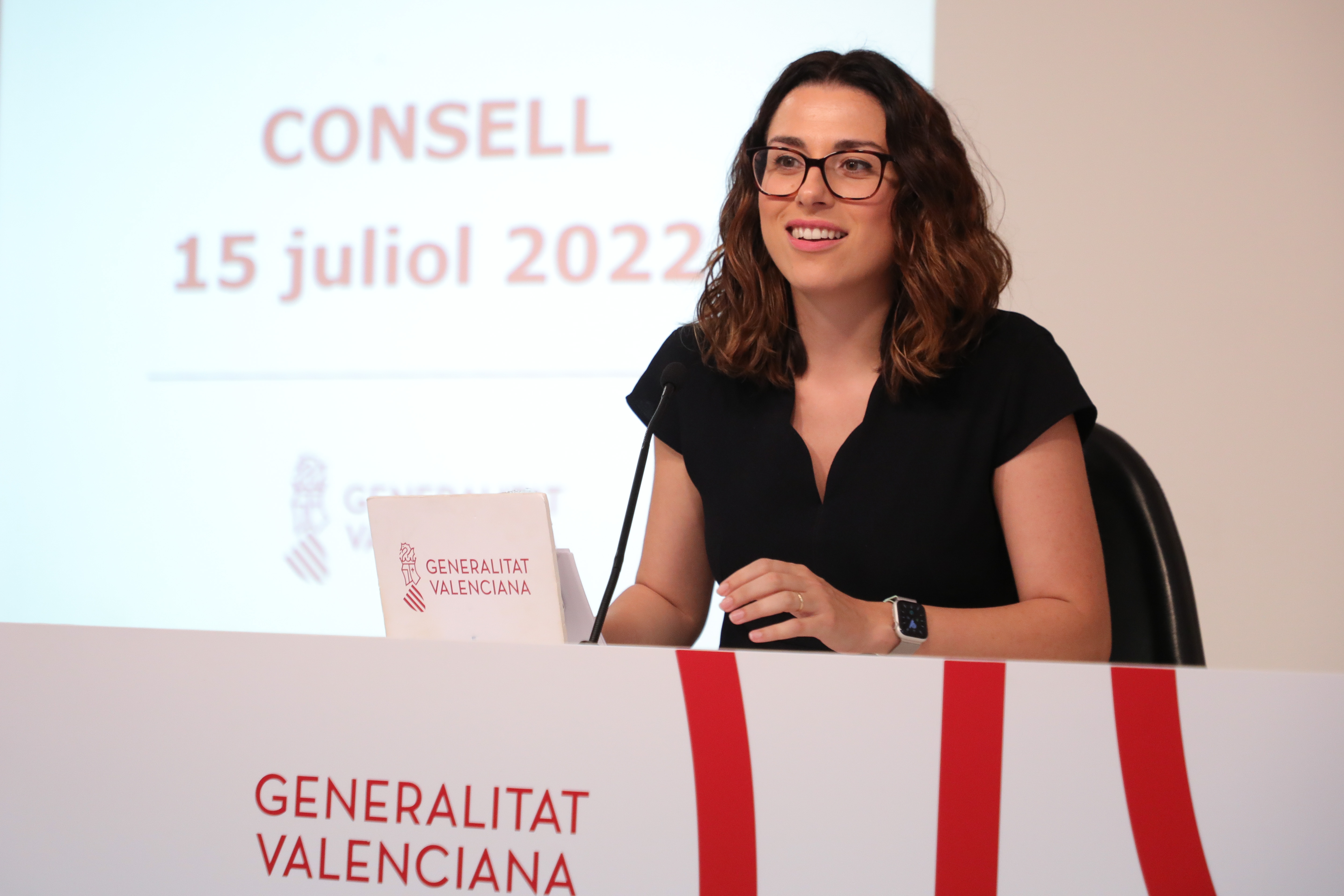 Aitana Mas se lía y sufre por primera vez la exigencia de la portavocía del Consell