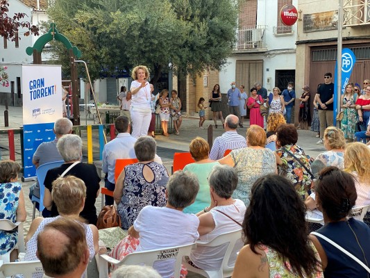 Más de 400 personas arropan a Amparo Folgado en la presentación de 'Gran Torrent'

