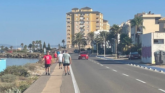 La falta de un paseo marítimo sigue siendo un lastre para los vecinos del norte de La Manga