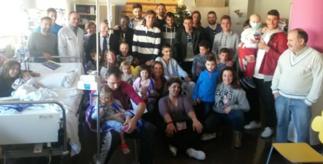 El Hércules dibuja una sonrisa en los niños ingresados en el Hospital General y el Clínico