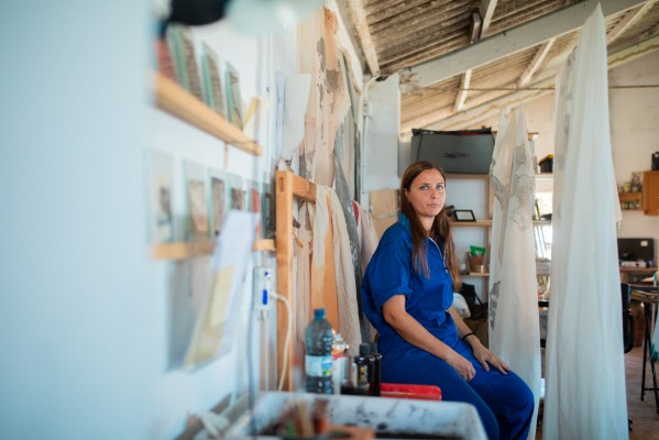 Ana Spoon, la artista multidisciplinar que controla solo la mitad de su obra