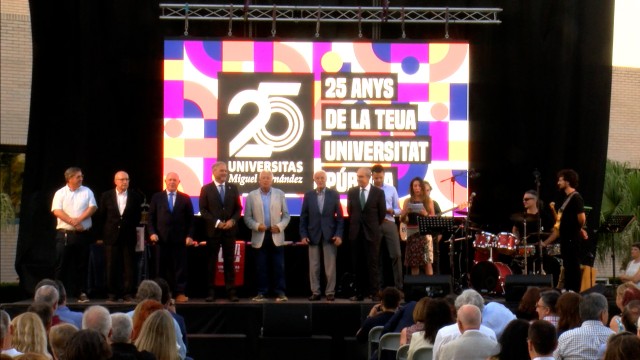 La UMH celebra su 25 aniversario con un reconocimiento a la comunidad universitaria más veterana
