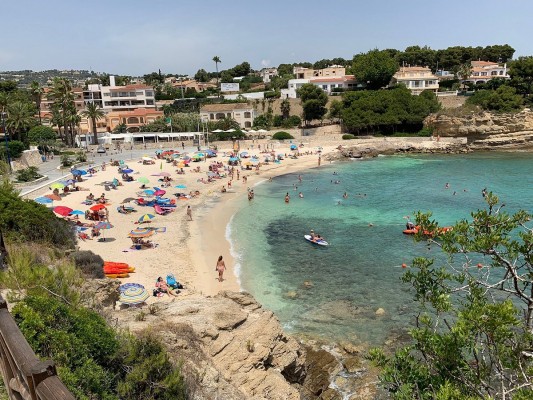 Benissa prepara un verano con conciertos, monólogos, deportes y visitas al centro y la playa

