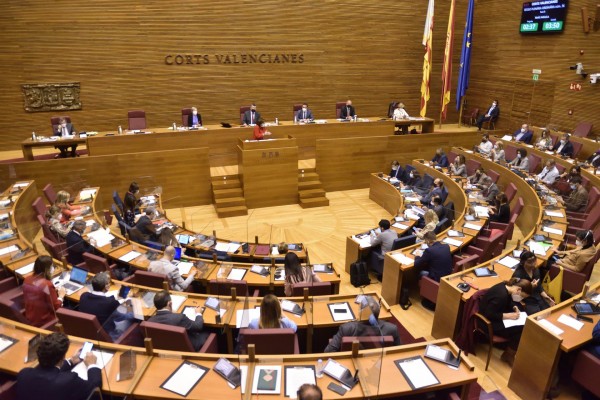 Les Corts convalidan los decretos de ley de ayudas a los autónomos y el del canon de saneamiento