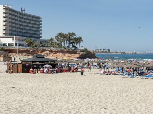 Orihuela reabre las playas al no encontrar rastros del vertido de aguas fecales que causó el cierre