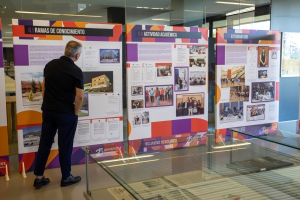 La UMH inaugura una exposición itinerante de documentos con motivo de su 25 aniversario
