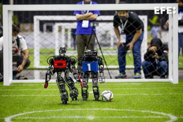 Participantes de 39 países compiten en un campeonato de robots en Tailandia