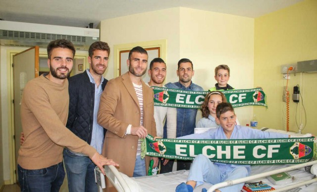 La plantilla del Elche visita a los niños ingresados en el Hospital del Vinalopó y el General