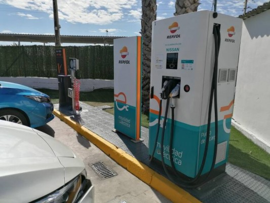 Alicante pacta exportar su regulación para instalar electrolineras a los municipios de l'Alacantí 
