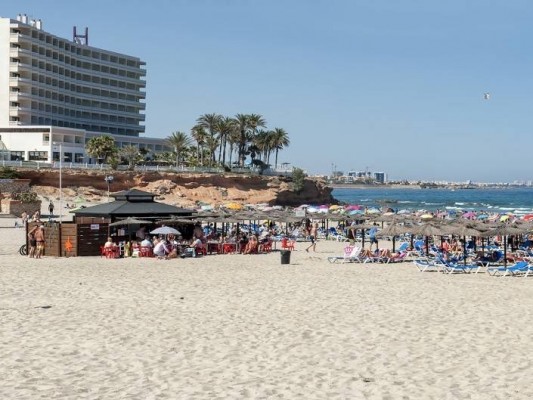 Orihuela cierra Cala Mosca, Cala Cerrada y Cala Bosque por un vertido de aguas fecales