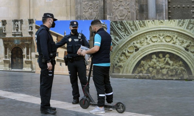 Denuncian al conductor de un patinete eléctrico por quintuplicar la tasa de alcoholemia en Murcia