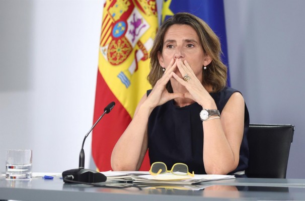 Ribera dice que gravar los beneficios extra de las energéticas no afectará a sus planes de reinversión