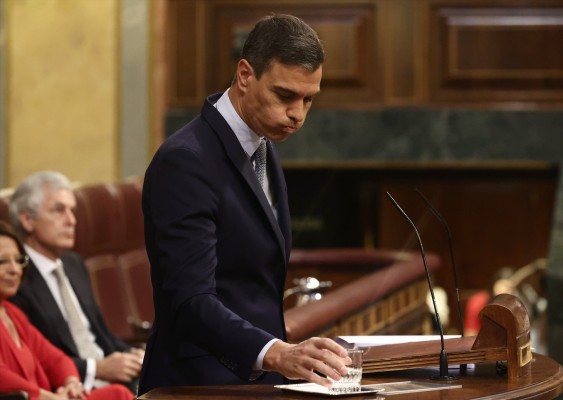 Sánchez busca oxígeno aliviando el bolsillo de los españoles y castigando a la banca y a las eléctricas