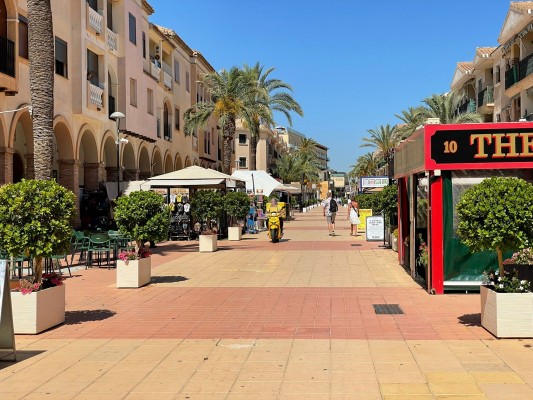 La 'Moon Shooping Week' de Los Alcázares no se activa: los comercios la consideran 