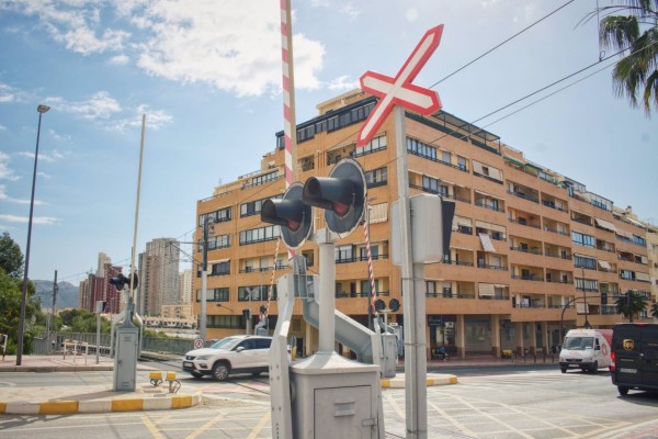 FGV propone reducir a 10 meses el corte del tráfico en el paso a nivel de la Avenida de Beniardà de Benidorm