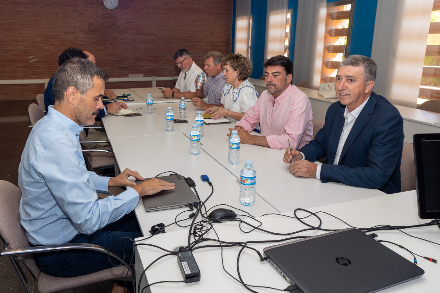 El conseller de Economía, Rafael Climent, junto al alcalde de Alicante, Luis Barcala, y el presidente de Fundesem, Cayetano Sánchez-Butrón. Foto: PEPE OLIVARES - 