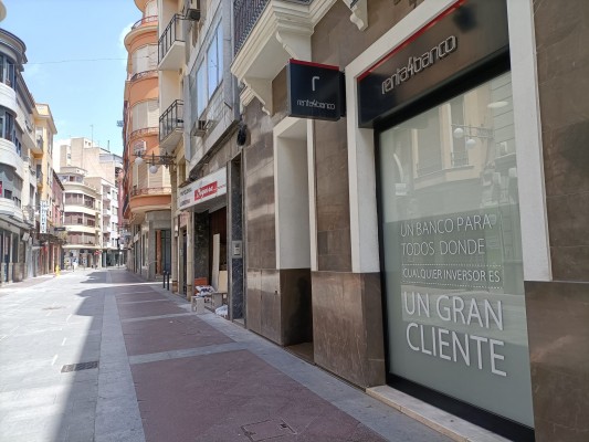 Cambios en la Corredora de Elche: de la histórica papelería Segarra a un establecimiento de divisas y Compro Oro