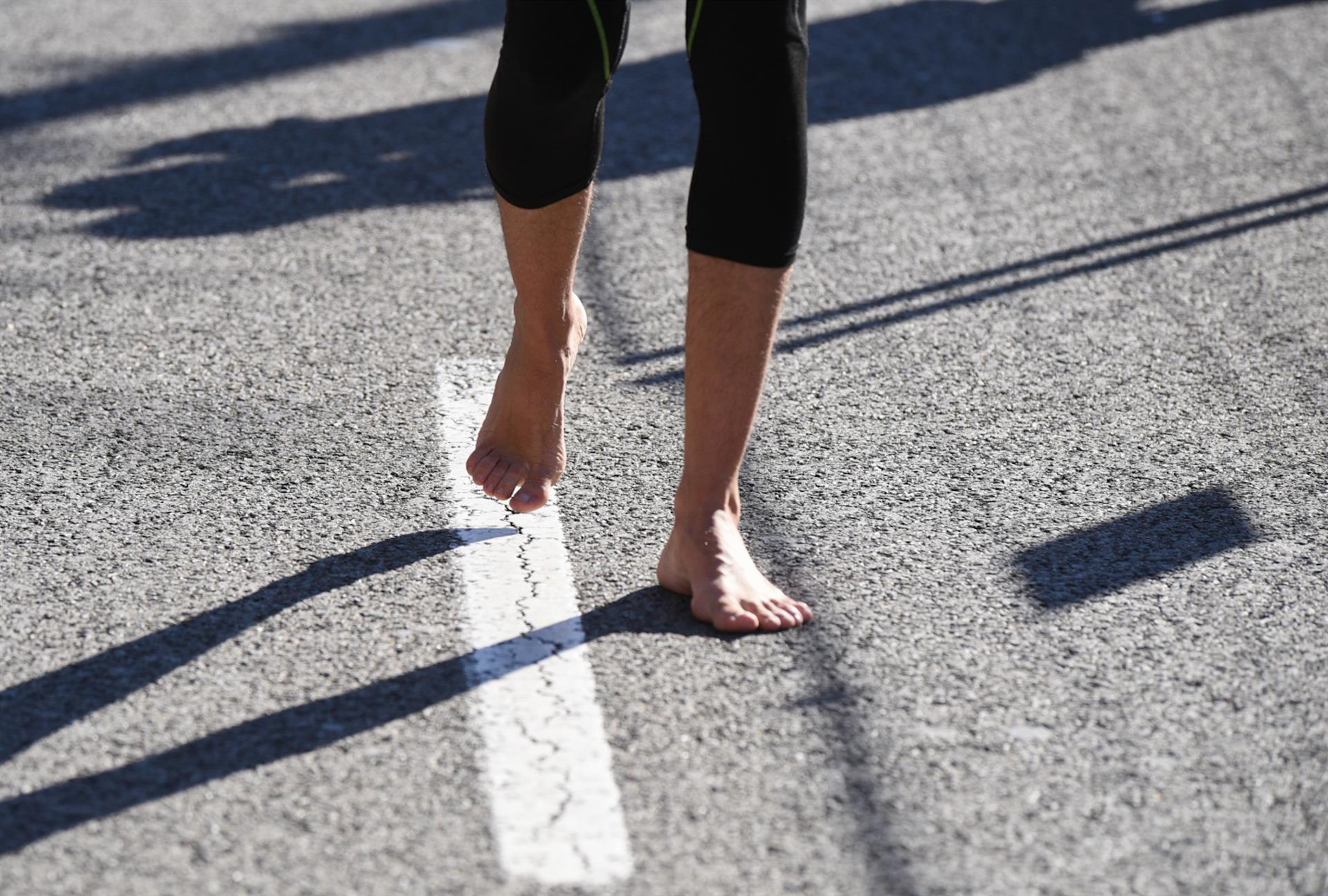 Aplicar protección solar en los empeines y plantas del pie, esencial para evitar lesiones en verano