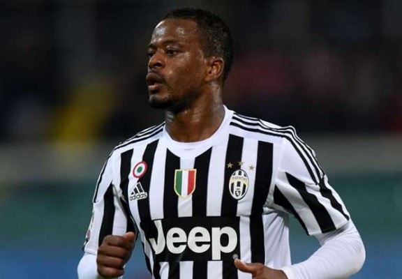 El Valencia CF negocia por Evra