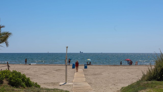 Los servicios de las tres playas de Castelló ya funcionan a pleno rendimiento
