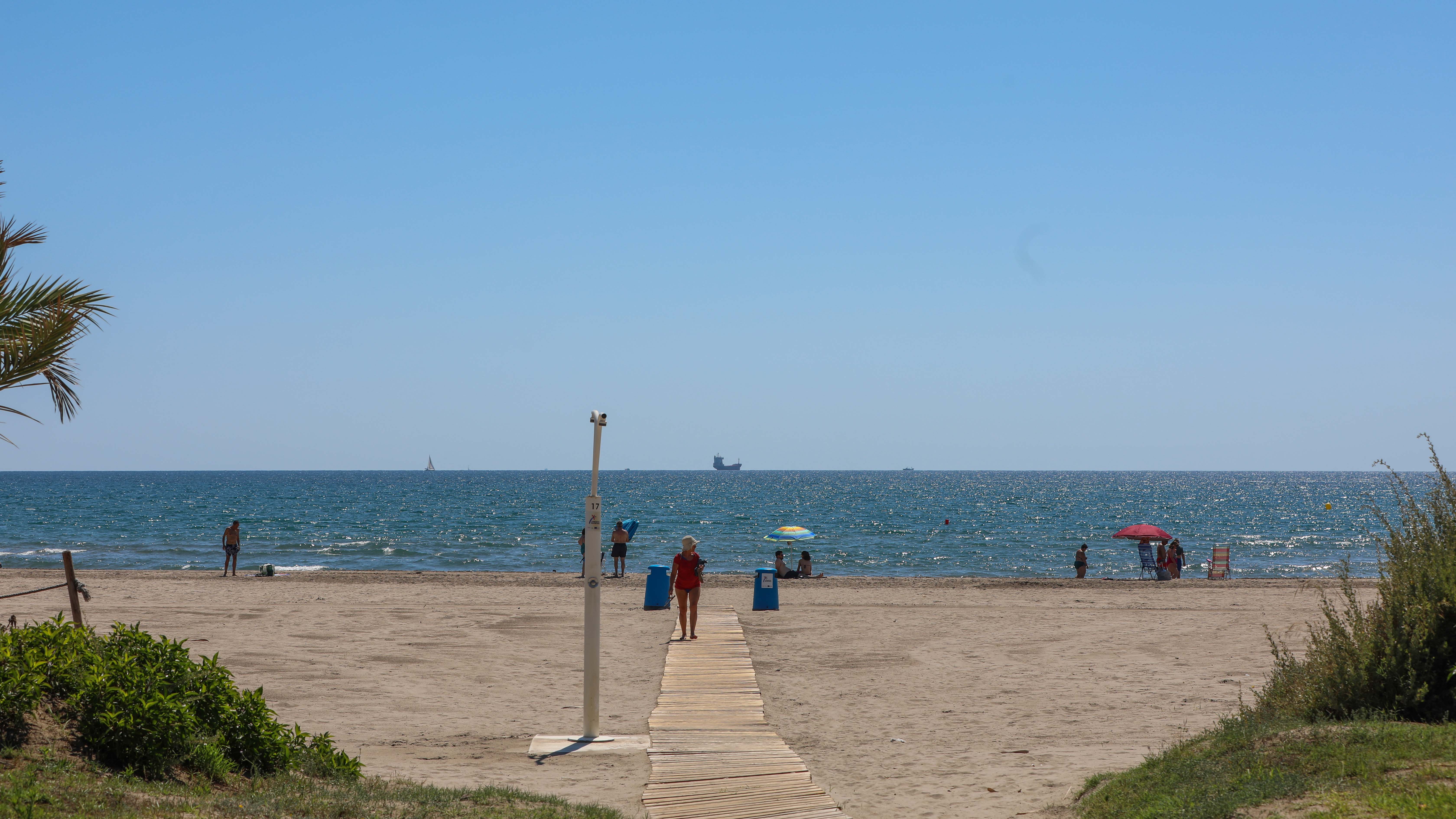  Los servicios de las tres playas de Castelló ya funcionan a pleno rendimiento