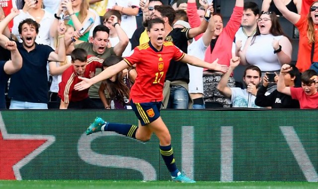 España tira de 'cabeza' para remontar ante Finlandia