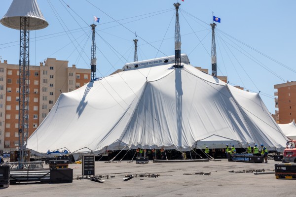 El Circo del Sol monta su carpa en Alicante y se prepara para arrancar con 'Luzia' el 14 de julio