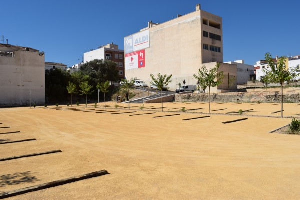 Del Valle reforma un aparcamiento en el centro de Benitatxell con 90 plazas y una inversión de 137.000 euros

