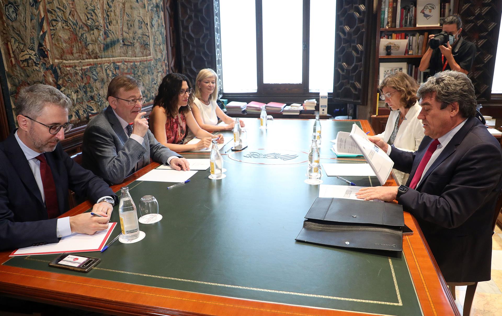 La Generalitat creará un grupo para simplificar la tramitación del IMV y la renta de inclusión