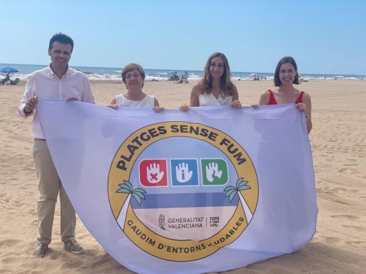 Las Playas de Elche serán espacios libres de humo de tabaco este verano para proteger el litoral de las colillas 