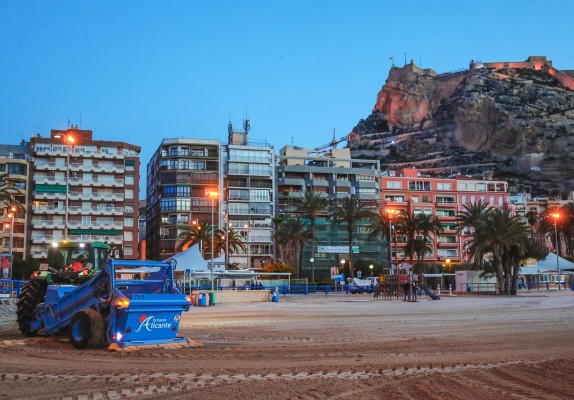 Alicante prolonga hasta octubre el refuerzo de la limpieza urbana en playas y zonas de costa