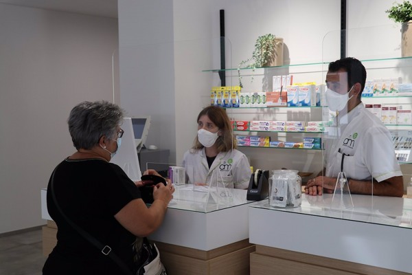 Los farmacéuticos piden volver a las mascarillas en interiores ante el aumento de contagios