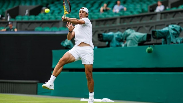 Nadal se entrena a un día de las semifinales
