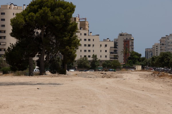 Alicante hace hueco a los vehículos en Playa de San Juan ante el aumento de turistas... y el Circo del Sol
