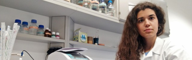 La estudiante de la UMU Claudia García Cobarro premiada por su artículo 'Luz, arquitecta de la vida'