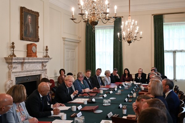 El Gobierno británico sigue sumando dimisiones mientras se estrecha el cerco sobre Johnson