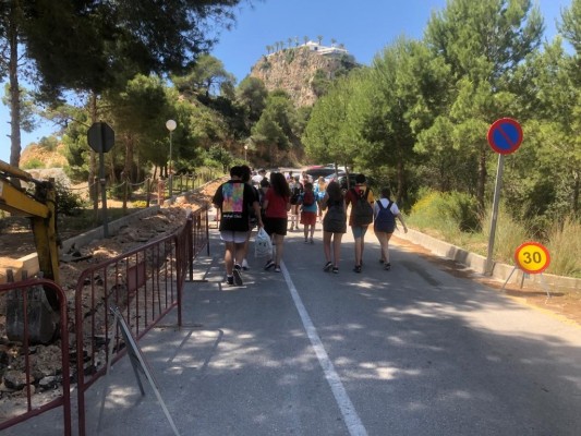 Benitatxell inicia en agosto el cobro por aparcar en tres calas y Xàbia pospone la tasa por falta de adjudicatarios

