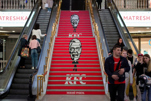 La propietaria estadounidense de KFC y Pizza Hut también abandona Rusia