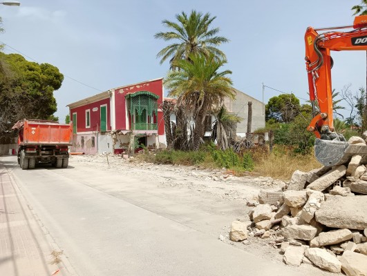 Demuelen en Sant Joan elementos de una finca protegida; son 