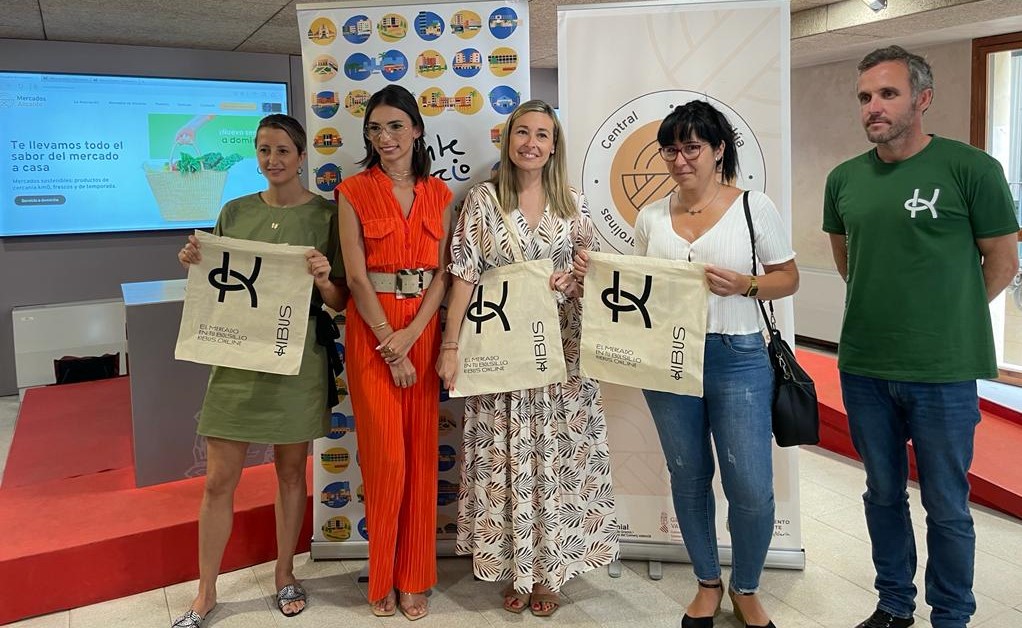 La edil de Comercio, Lidia López, junto a representantes del Mercado Central en la presentación de la nueva plataforma de venta 'on line'. - 