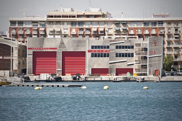 La America's Cup sigue desmantelándose en la Marina Real cinco años después