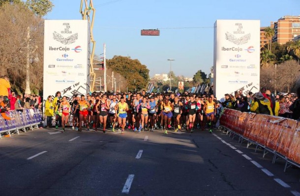 El keniano Mboroto Kosimbei gana y bate el récord de la prueba